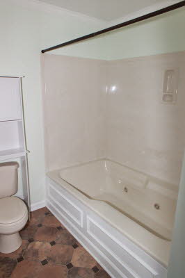 master bath w/jacuzzi tub